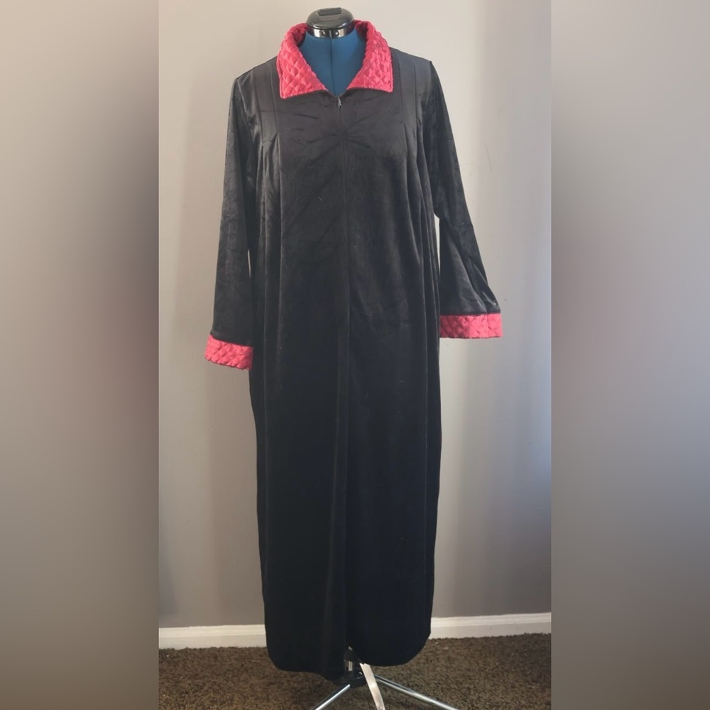 Cinema Exoile Robe Women Sz Med‎ Black Red Embossed Velour 1/4 Zip Long Soft VTG